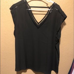 ALL BUT BRAND NEW FLOWY BLACk TOP
